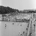 126928 Gezicht op Pesie's Zwembad aan de Poortdijk te IJsselstein, tijdens een warme zomerdag.